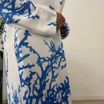 vestido comprido branco com padrão azul e botões frontais