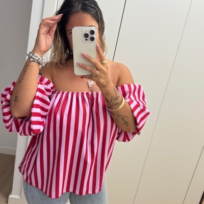 Camisola de riscas vermelhas e rosas com mangas bufantes e calças de ganga, vista em selfie no espelho