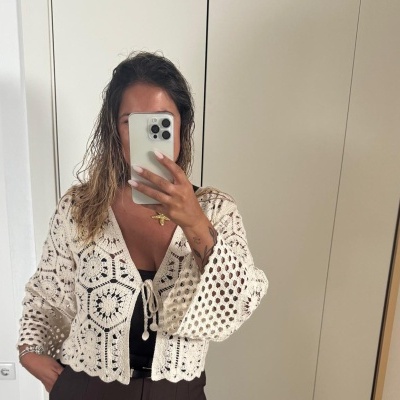 Cardigan de crochet bege com padrão floral em hexágonos