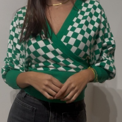 Camisola verde e branca com padrão de quadrados e gola em V