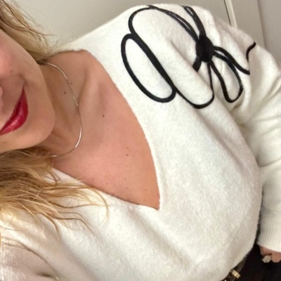 Camisola branca felpuda com flores negras bordadas e decote em V