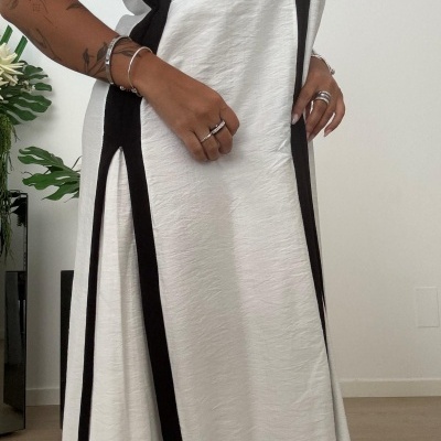 Vestido branco com faixas pretas verticais em tecido enrugado