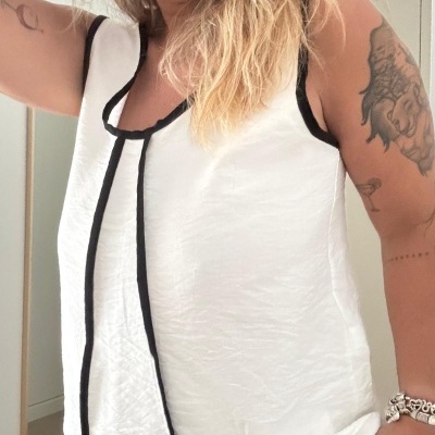 Top sem mangas branco com detalhes em preto nas bordas