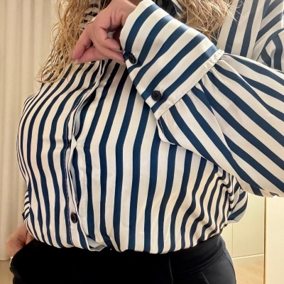 blusa riscas verticais azuis e brancas com botões pretos e calças pretas