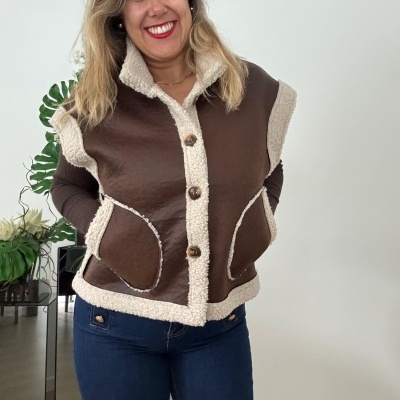 Colete castanho com forro e acabamentos brancos tipo ovelha