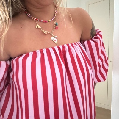 Blusa feminina ombro a ombro vermelha e branca com colares coloridos e dourados