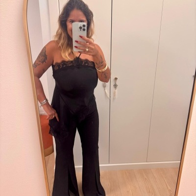 Macacão preto com renda e fendas frontais em espelho dourado