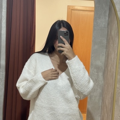 Camisola de malha branca felpuda com gola em V