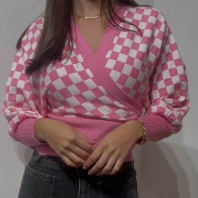 Camisola rosa e branca xadrez com decote em V e punhos largos