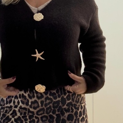 Camisola preta de malha com botões decorativos dourados e saia animal print