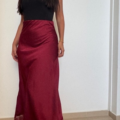 Saia comprida vinho acetinada com renda na bainha e top preto sem mangas