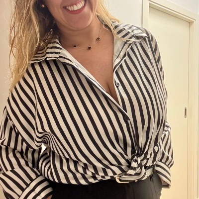 Camisa riscada preta e branca com botões pretos usada com calças pretas e cinto dourado