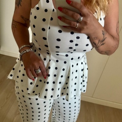 Conjunto branco com bolinhas pretas e acessórios prateados