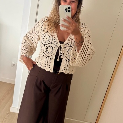 Cardigã curto em croché bege com padrão floral