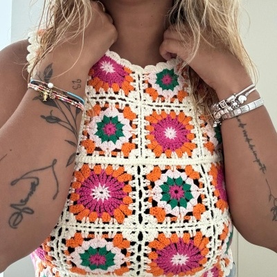 Top de malha de crochet colorido com padrão quadrado