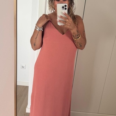 Vestido comprido cor-de-rosa claro num espelho