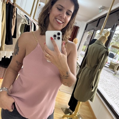 Regata rosa com alças finas usada por mulher em loja de roupa