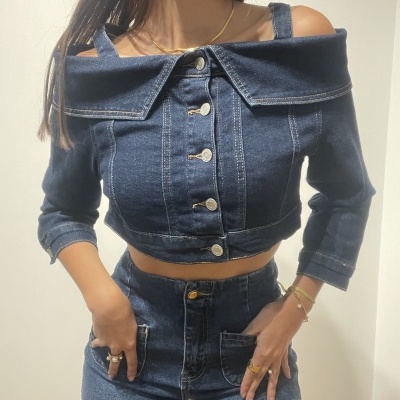 Top de ganga azul escuro com botões e decote ombro a ombro, calças de ganga combinando