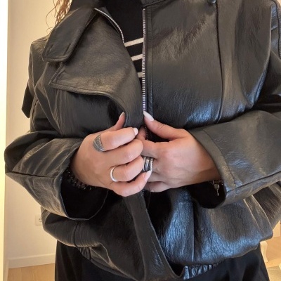 Casaco preto estilo pele com fecho de correr e gola larga