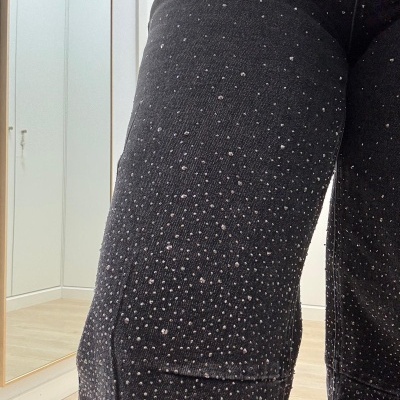 Calças pretas com brilhantes distribuídos