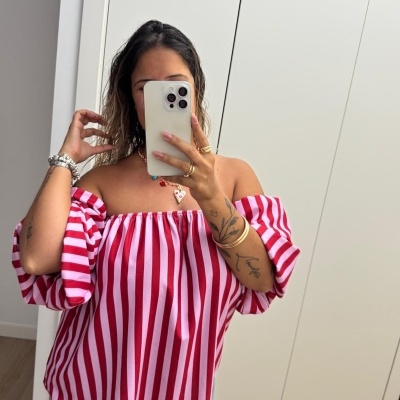 Blusa feminina listrada vermelha e branca com ombros à mostra