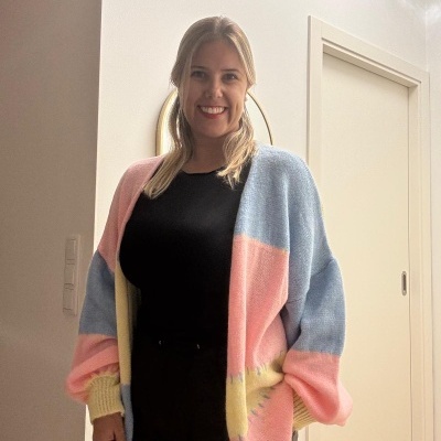 Mulher com casaco de malha oversize colorido em interior