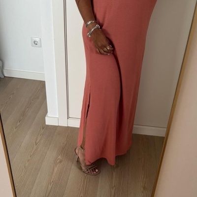 Vestido longo alças finas cor de tijolo com fenda lateral