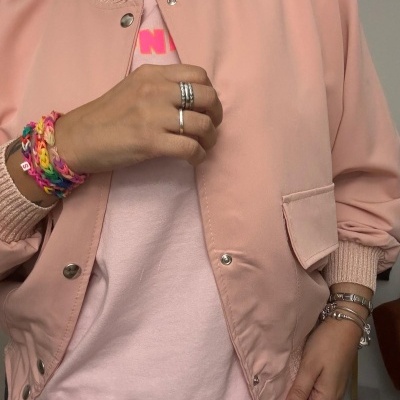 Casaco bomber rosa claro com botões metálicos e gola de malha