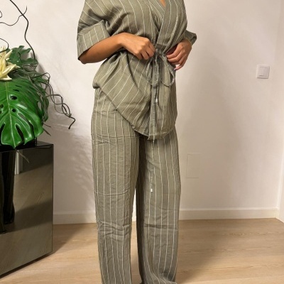 Conjunto pijama verde-oliva riscas brancas com cinto cintura e calças largas em interior
