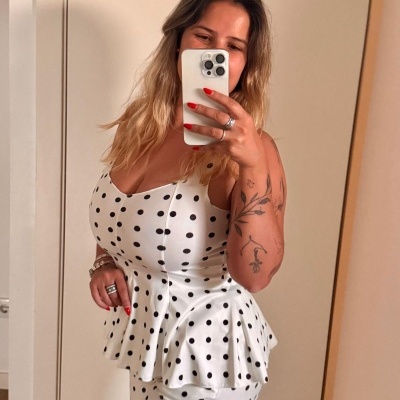 Top e saia femininos brancos com bolinhas pretas e bainha rodada.