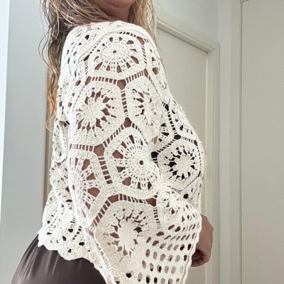 Blusa de croché branca com padrão hexagonal floral