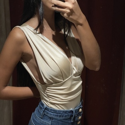 Top acetinado champanhe com calças de ganga azul escuras