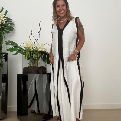 Macacão largo branco com riscas verticais pretas