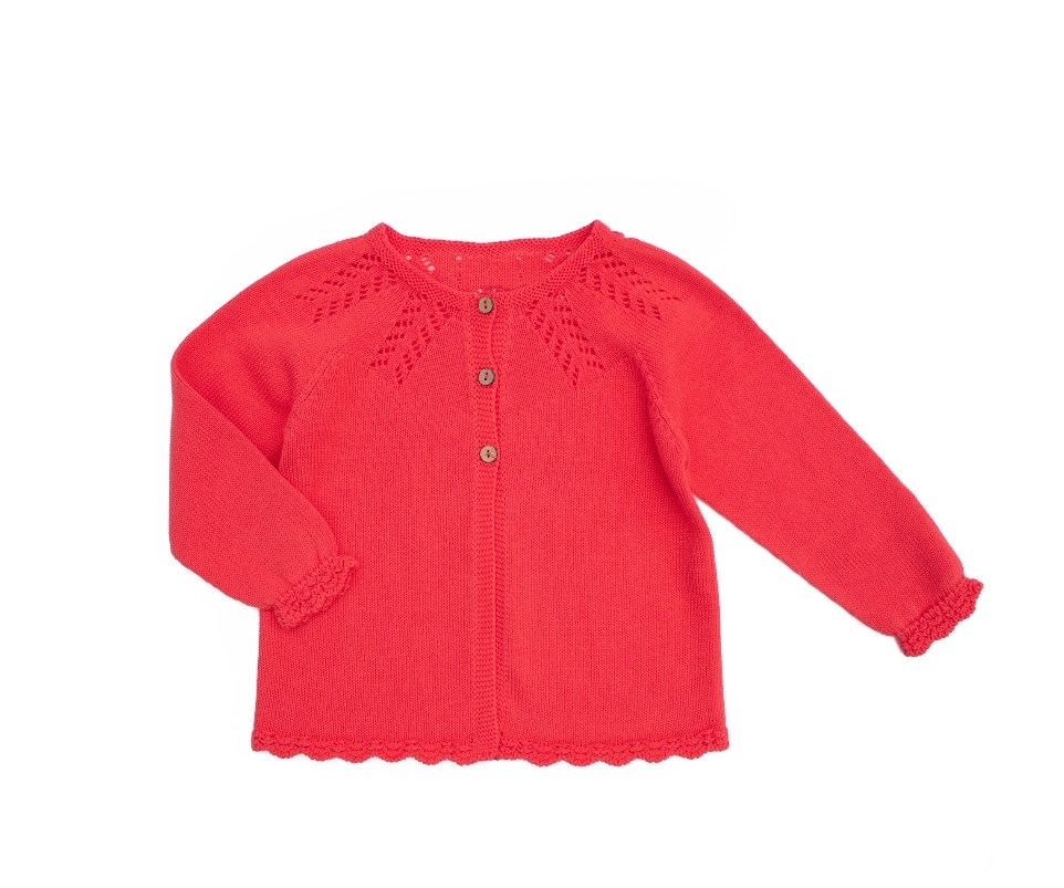 Casaco de malha vermelho para criança com botões e padrão em relevo nas ombreiras