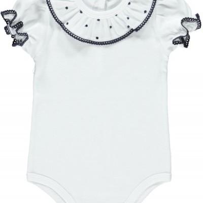 Body branco para bebé com gola e punhos com folhos em tule transparente com pontos pretos