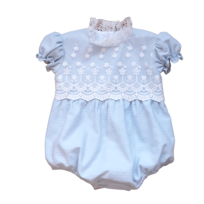 babygrow azul claro com renda branca e mangas curtas