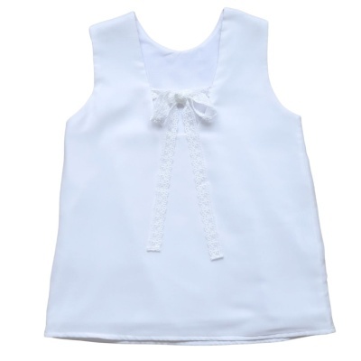 Blusa branca de alças largas com laço de renda frontal