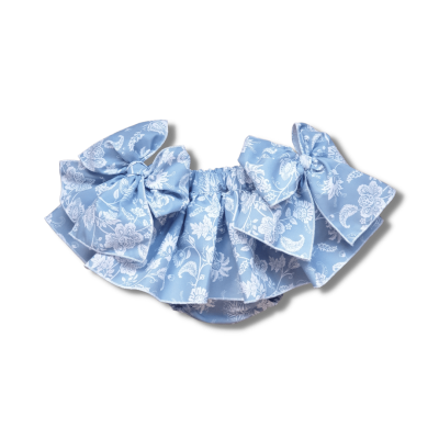 Cueca de bebé azul com padrão floral e dois grandes laços laterais