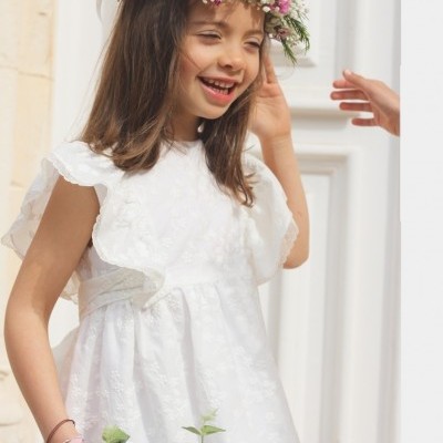 Menina com vestido branco floral e coroa de flores