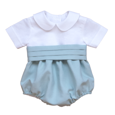 Macacão para bebé branco e azul clara com gola redonda e faixa na cintura