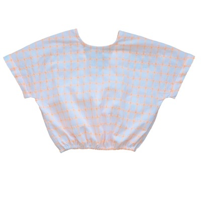 Top cropped com padrão xadrez laranja e branco, tecido leve, decote redondo.