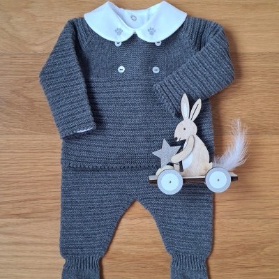 Conjunto de roupa de bebé cinzenta com gola branca e brinquedo de coelho de madeira