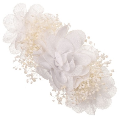 Acessório de cabelo com flores artificiais brancas e detalhes de bolinhas brancas.
