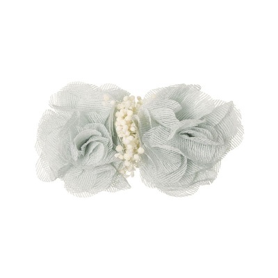 Acessório de cabelo com duas flores cinzentas de tecido e detalhes brancos no centro