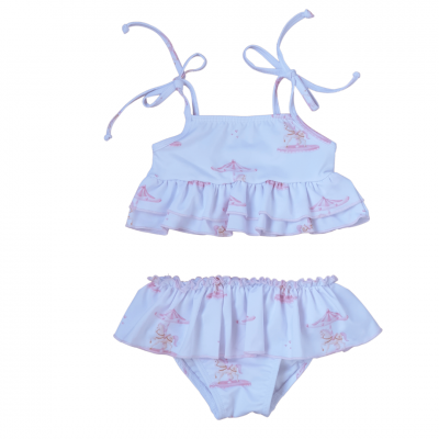Fato de banho branco com padrão cor-de-rosa, top com folho e alças de amarrar, cueca com folho na cintura