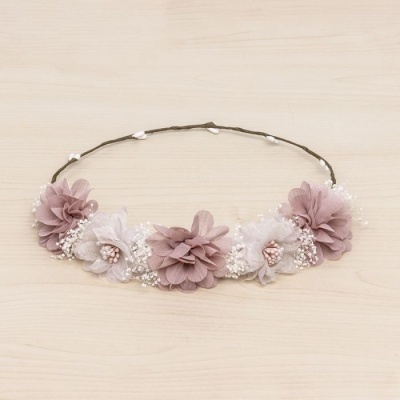 Tiara decorada com flores de tecido rosa e bege com pérolas brancas