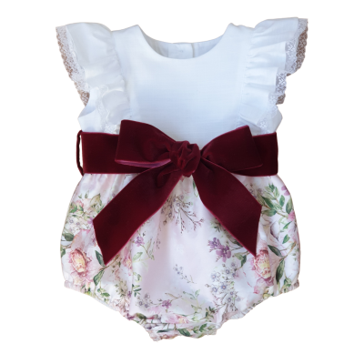 Body de bebé branco e rosa com cinto e laço vermelho em veludo