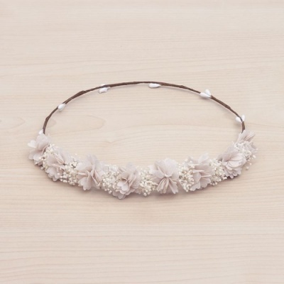 Tiara decorativa com flores artificiais bege claro e detalhes brancos
