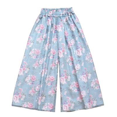 Calças largas azul claro com padrão floral rosa e branco