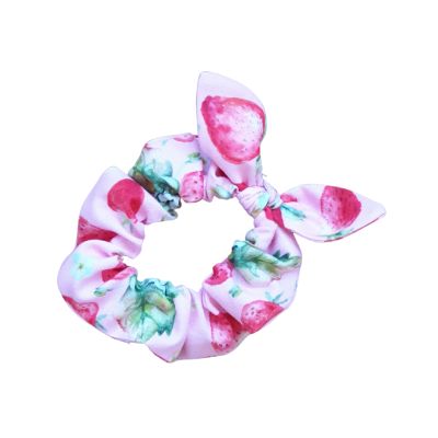 Scrunchie com padrão de morangos e laço em tecido rosa